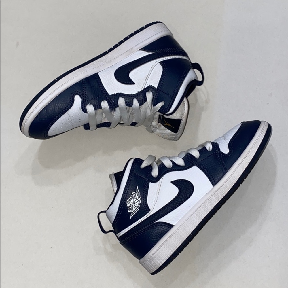 AIR JORDAN 1 MID NavyWhite Size 13.5 C